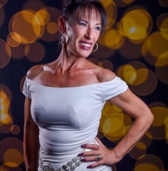Anna Azabal con vestido blanco ante luces doradas